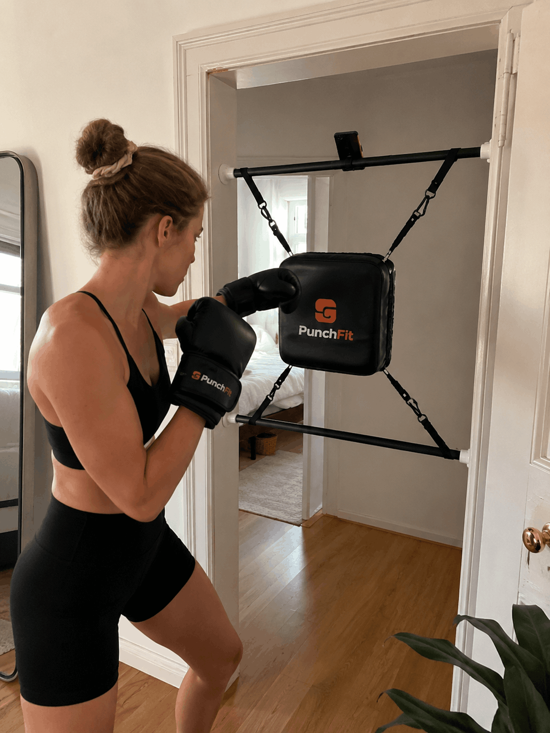 PunchFit: Boxtraining statt Studio-Umweg – PunchFit im Türrahmen