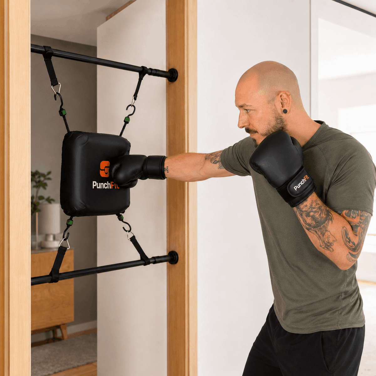 Mit Boxen zu Hause fit werden – PunchFit im Türrahmen